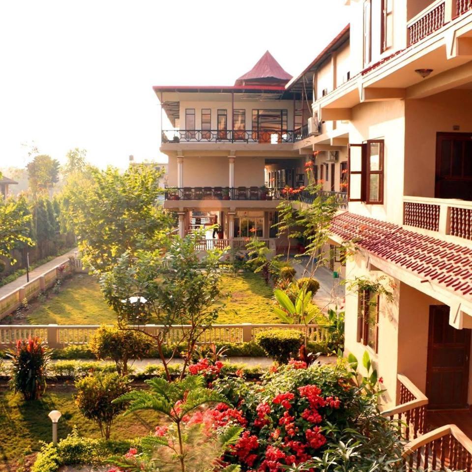 Hotel Royal Safari Sauraha Eksteriør billede