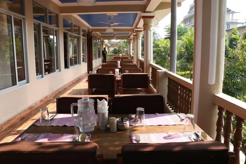 Hotel Royal Safari Sauraha Eksteriør billede