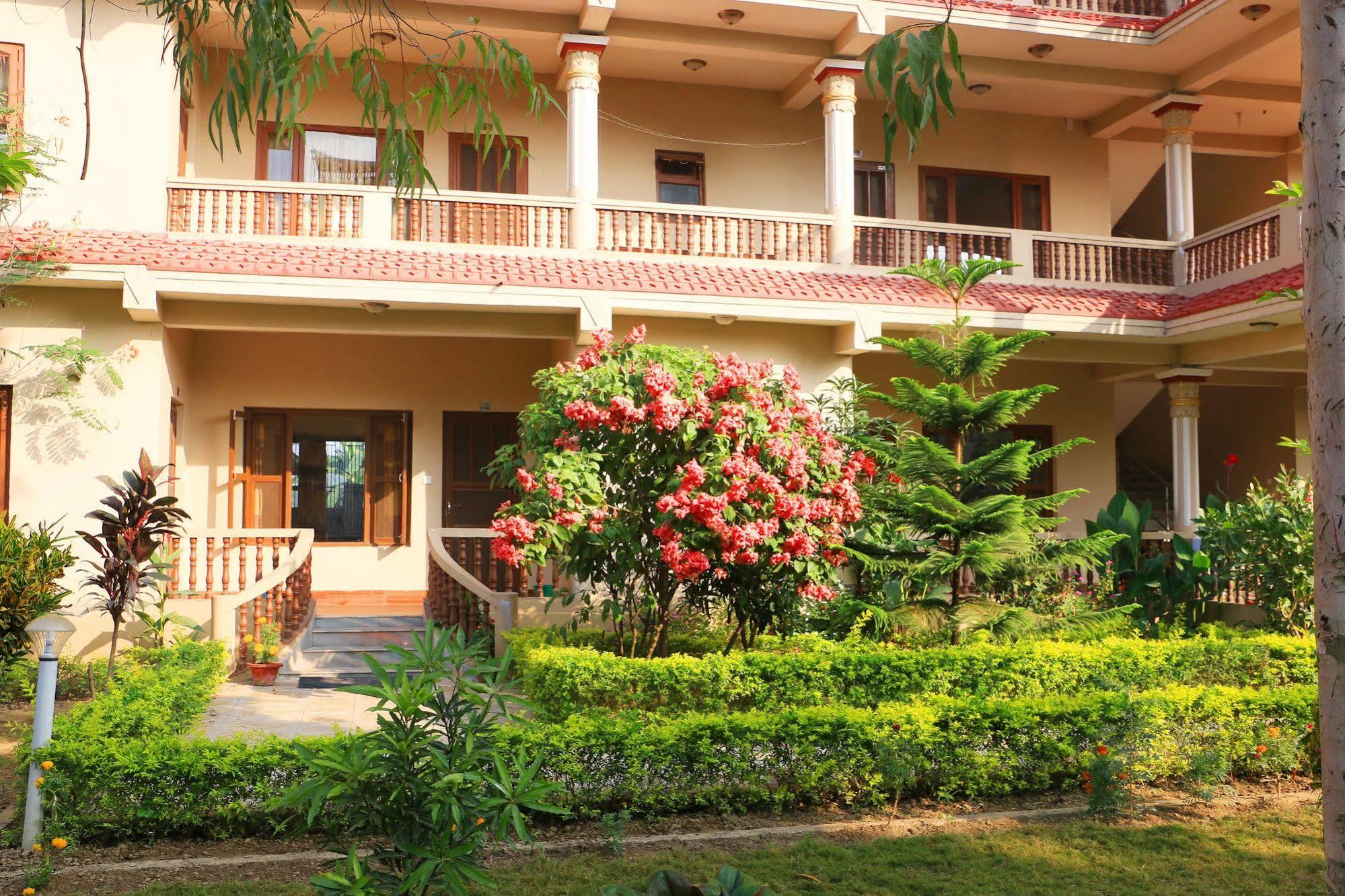 Hotel Royal Safari Sauraha Eksteriør billede
