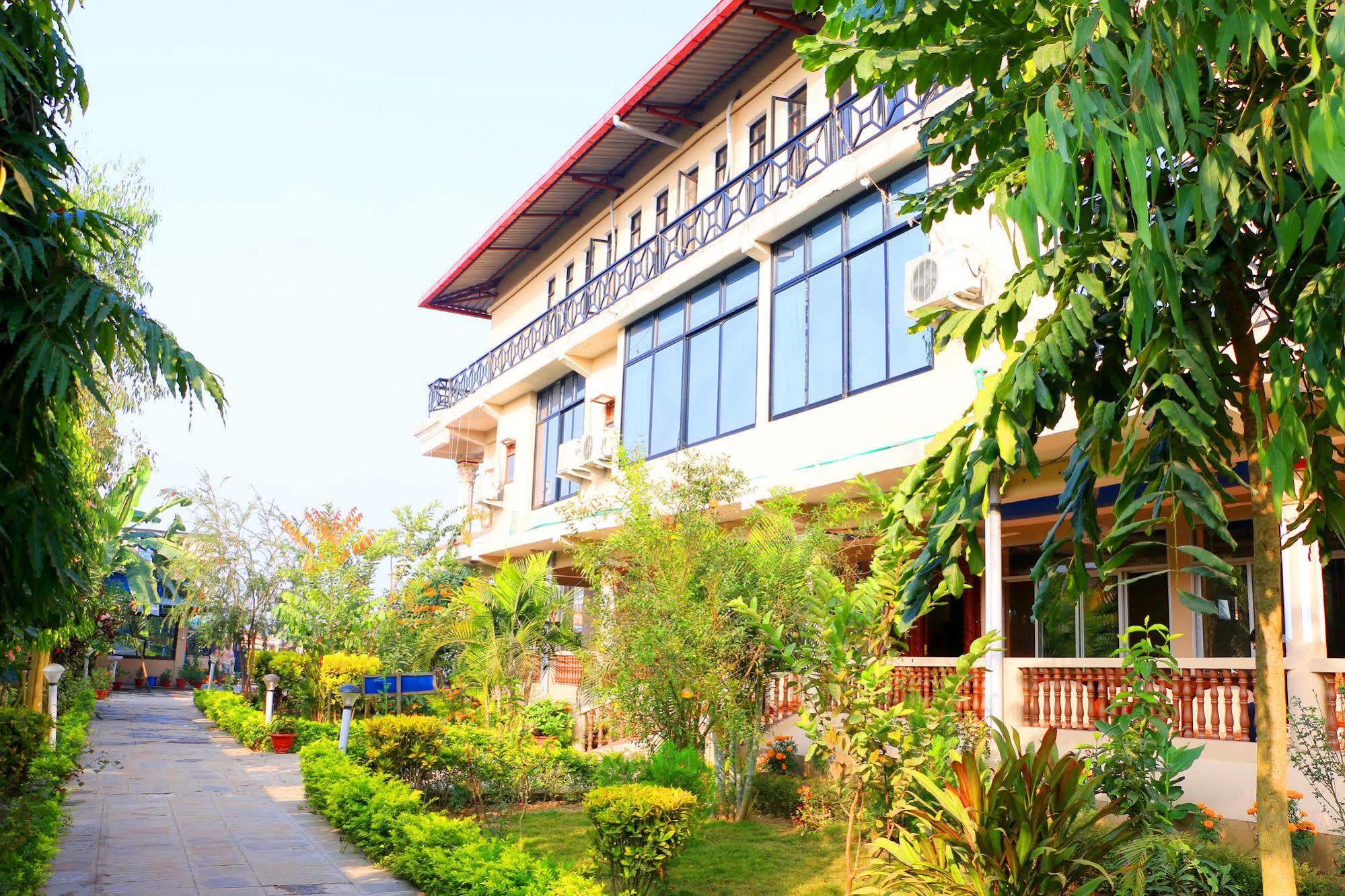 Hotel Royal Safari Sauraha Eksteriør billede