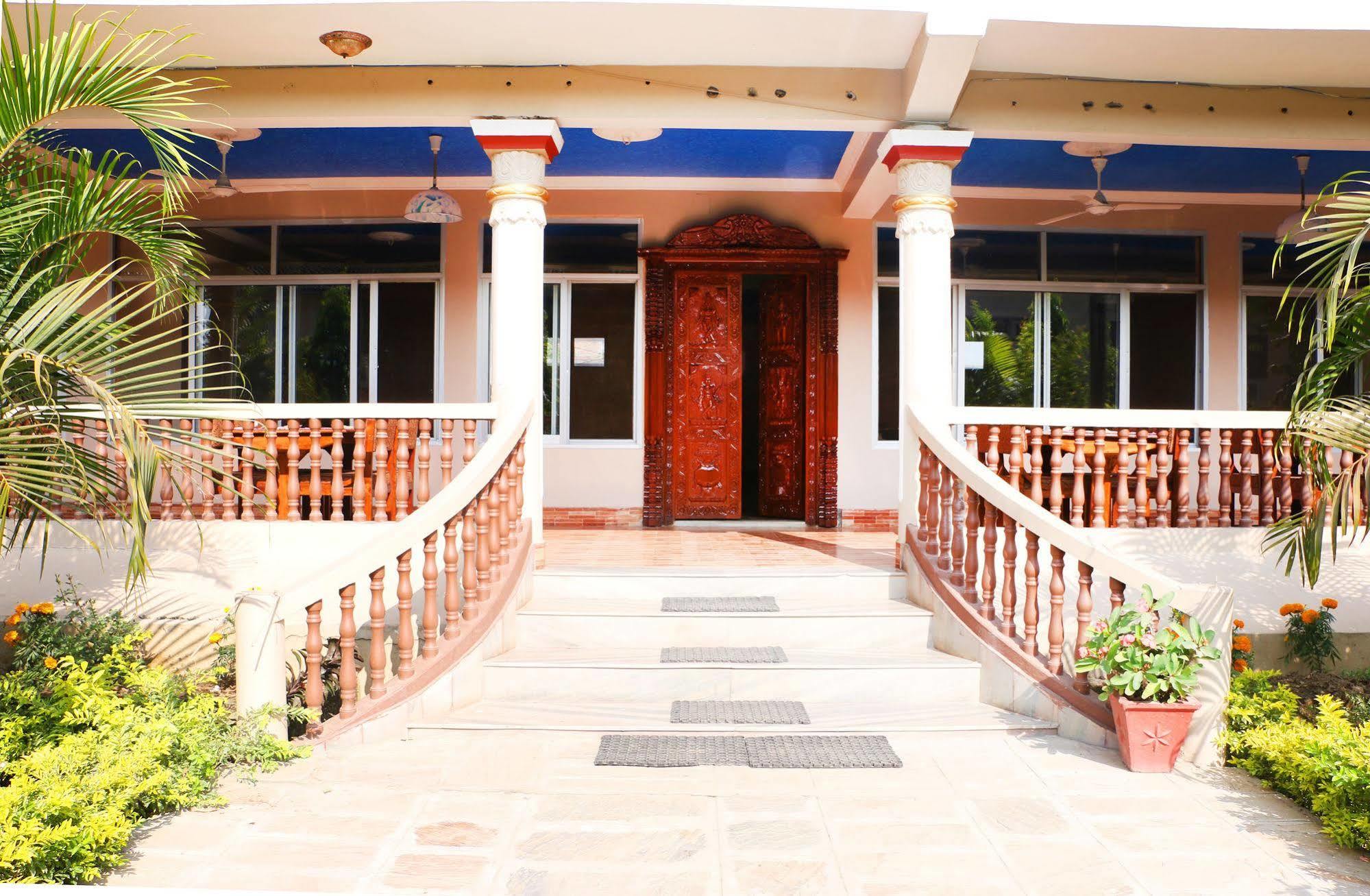 Hotel Royal Safari Sauraha Eksteriør billede